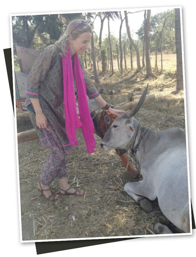 Maria León y una vaca de la India