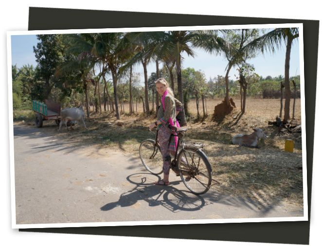 María León en bicicleta en su camino por la India