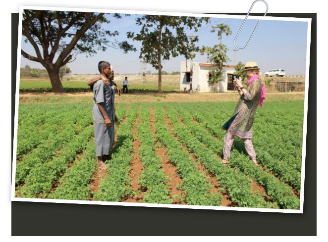 María León sacando fotos a trabajadores del campo en su camino por la India