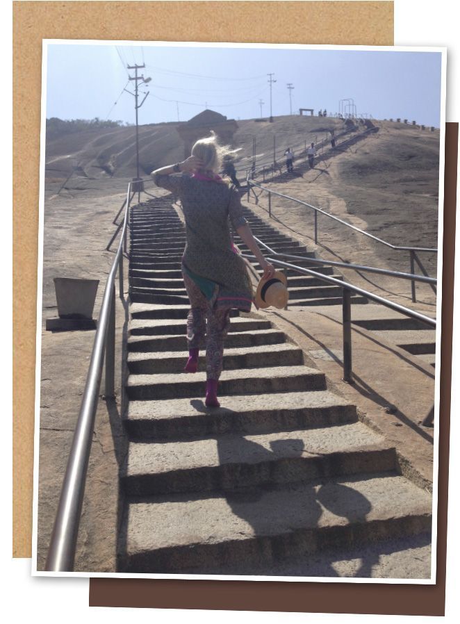 María León en Sravanabelagola de camino al templo