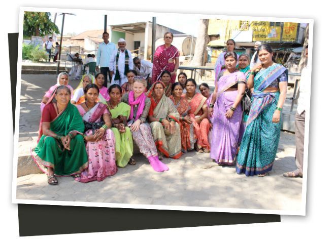 María León con las las mujeres indias y sus preciosos y coloridos saris.