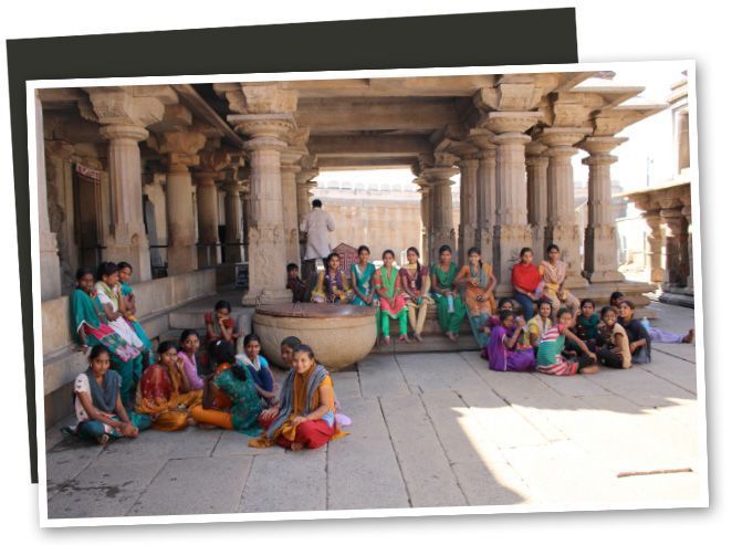 Las mujeres indias y sus preciosos y coloridos saris en el templo