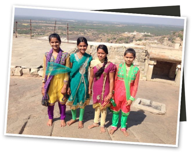 Las mujeres indias y sus preciosos y coloridos saris en el templo