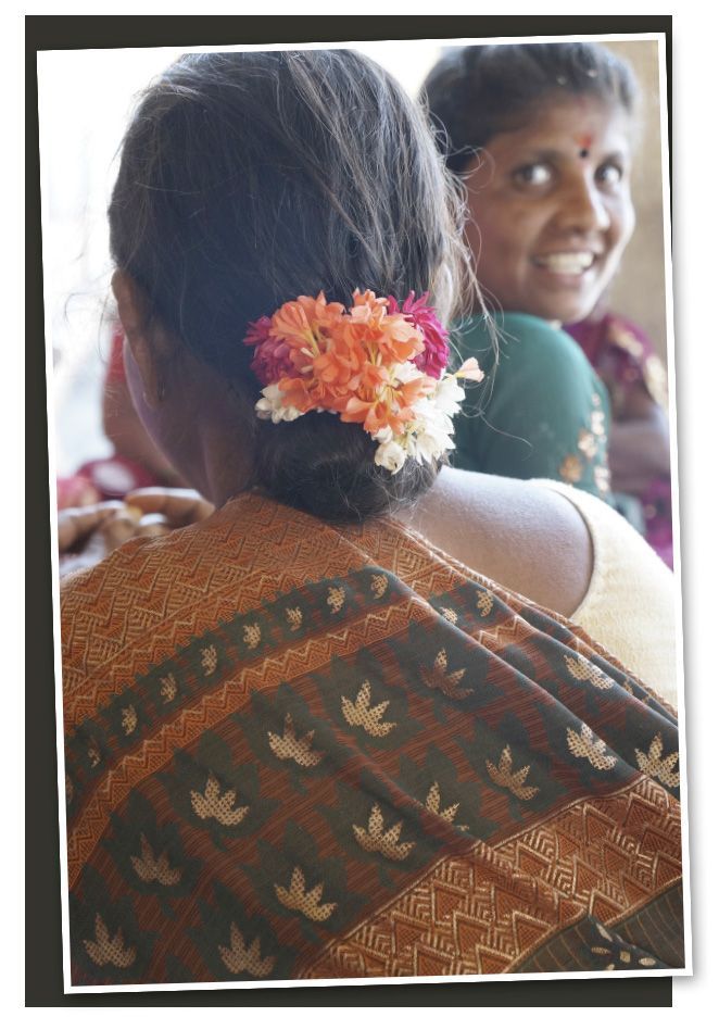 Peinado de flores de una mujer India