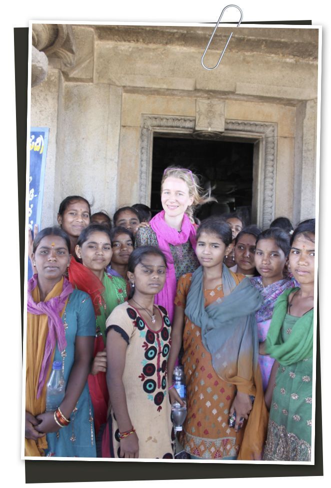 María León con las mujeres Indias en el templo