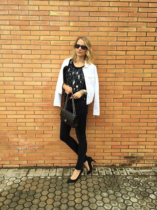 María León con jeans de Acne, top estampado de Sandro, chaqueta vaquera blanca de PDH Sport, bolso 2.55 de Chanel, pulseras Indias, pendiente de Thomas Sabo, gafas de sol Ray Ban y tacones de Massimo Dutti.
