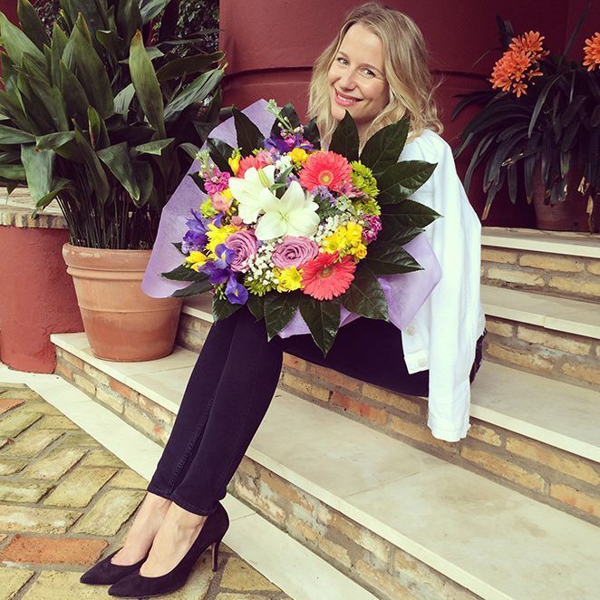María León bellísima con su ramo de flores