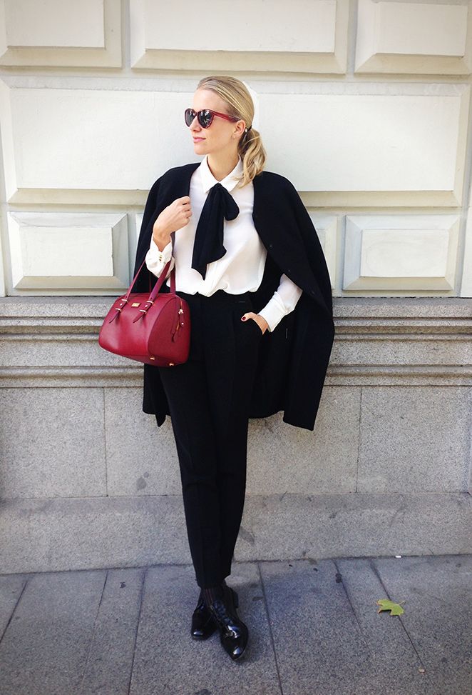 María León con pantalón negro, abrigo y bolso de Pedro del Hierro, blusa de Mango, zapatos de cordones de Zara y gafas de H&M.