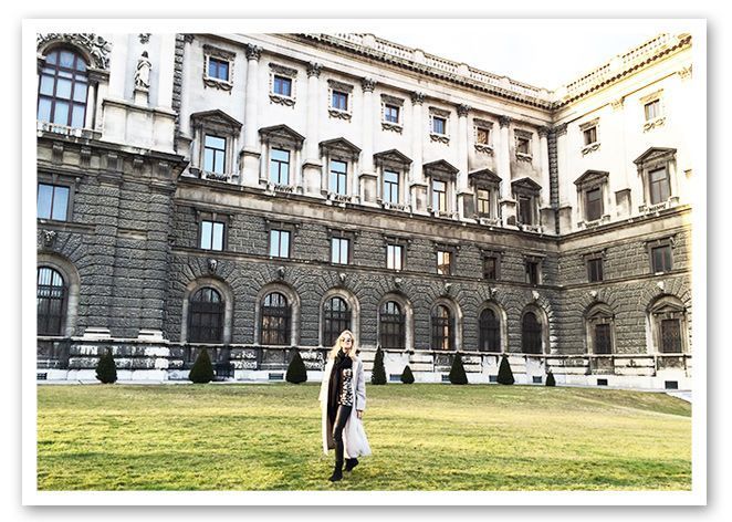 Paseo de María León por los alrededores de Hofburg en su viaje a Viena