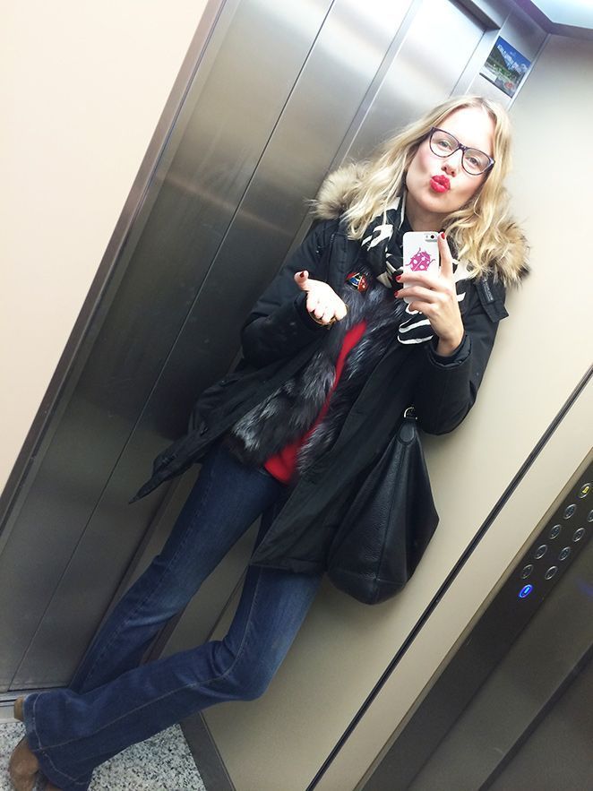 María León con jeans de Mango, camisa roja de Biombo 13, chaleco de pelo de Pedro del Hierro, parka de Woolrich, botines de Trucco, gafas de Life Italia, broche de mariquita de Becara, bolso de Gucci y fular de Zara. Como toque “beauty”, usé pintalabios de Sephora.