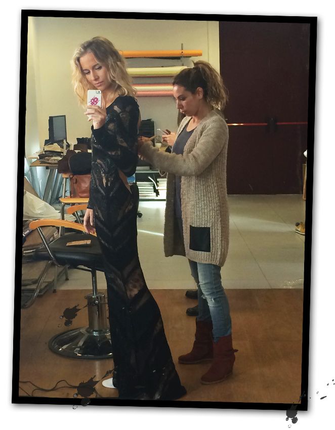 María León probando el vestuario para el reportaje de la revista de moda Elle