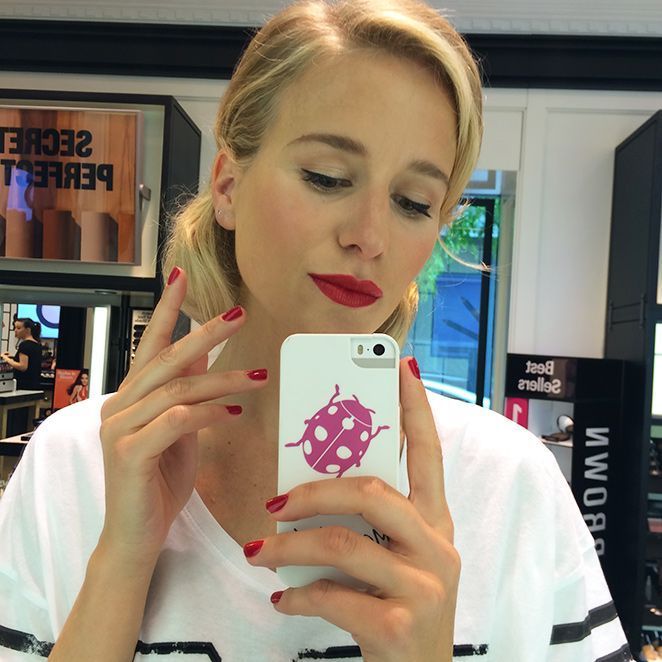 Los impresionantes peinados de Cheska, el maquillaje de Bobbi Brown y la manicura de Nails Couture
