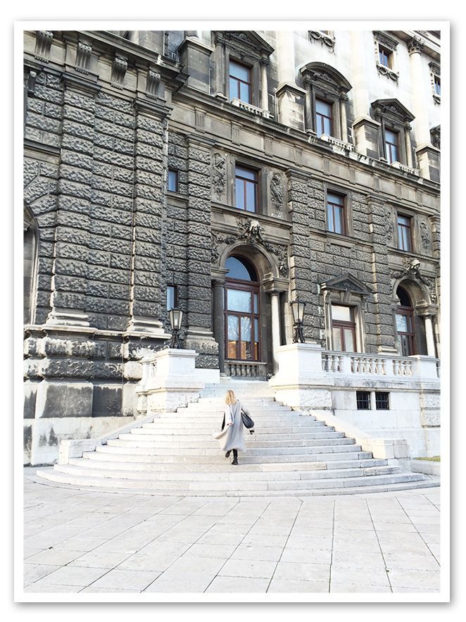 Paseo de María León por los alrededores de Hofburg en su viaje a Viena