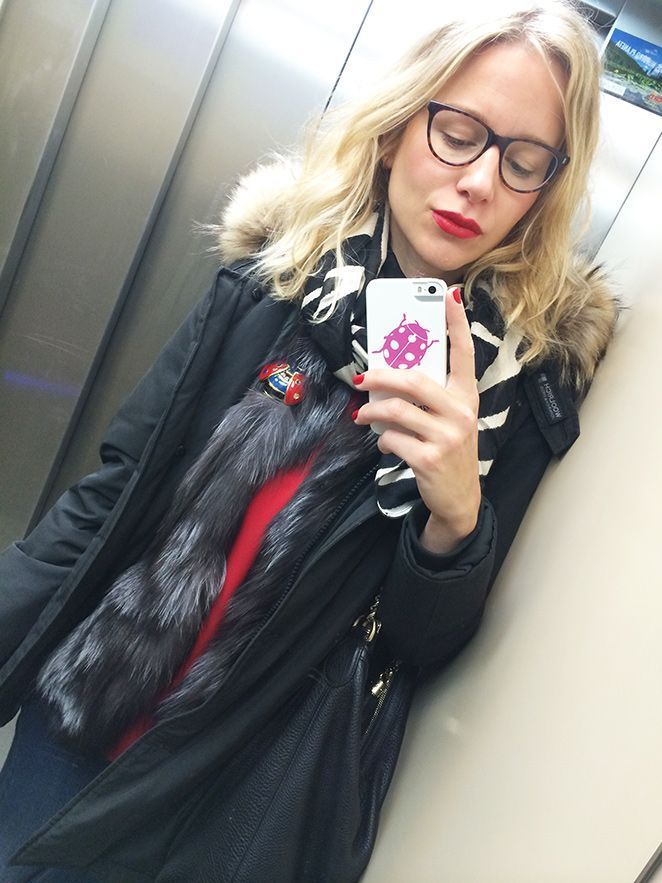 María León con jeans de Mango, camisa roja de Biombo 13, chaleco de pelo de Pedro del Hierro, parka de Woolrich, botines de Trucco, gafas de Life Italia, broche de mariquita de Becara, bolso de Gucci y fular de Zara. Como toque “beauty”, usé pintalabios de Sephora.
