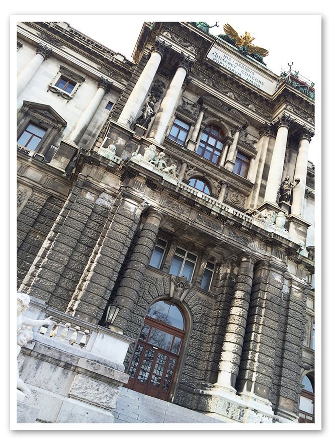 Paseo de María León por los alrededores de Hofburg en su viaje a Viena