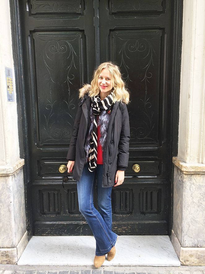 María León con jeans de Mango, camisa roja de Biombo 13, chaleco de pelo de Pedro del Hierro, parka de Woolrich, botines de Trucco, gafas de Life Italia, broche de mariquita de Becara, bolso de Gucci y fular de Zara. Como toque “beauty”, usé pintalabios de Sephora.