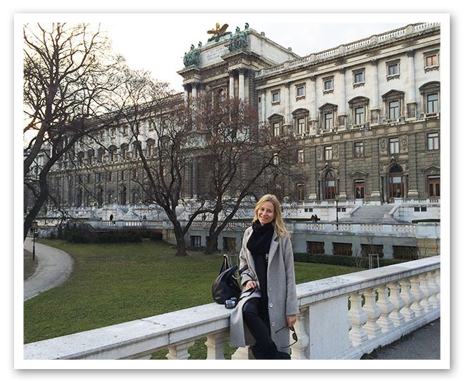 Paseo de María León por los alrededores de Hofburg en su viaje a Viena