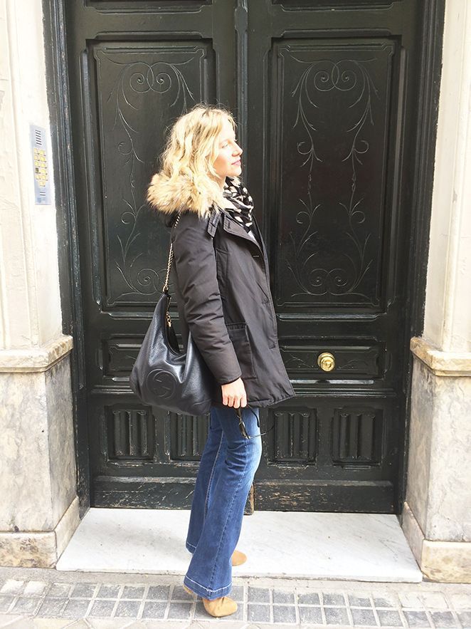 María León con jeans de Mango, camisa roja de Biombo 13, chaleco de pelo de Pedro del Hierro, parka de Woolrich, botines de Trucco, gafas de Life Italia, broche de mariquita de Becara, bolso de Gucci y fular de Zara. Como toque “beauty”, usé pintalabios de Sephora.