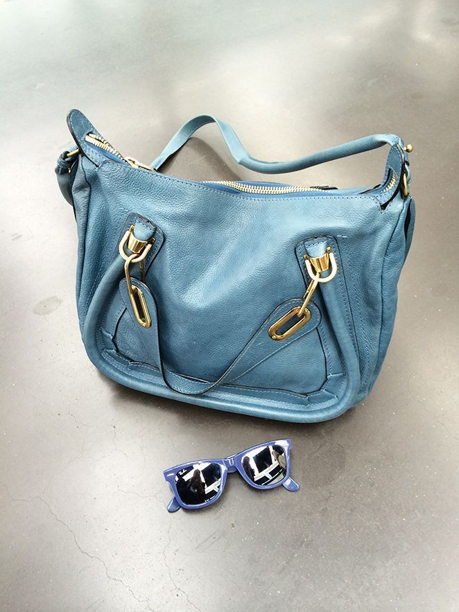 Gafas Ray Ban y bolso de Chlöe del look de moda elegido por María León