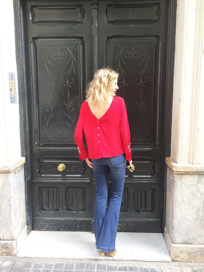 María León con jeans de Mango, camisa roja de Biombo 13, chaleco de pelo de Pedro del Hierro, parka de Woolrich, botines de Trucco, gafas de Life Italia, broche de mariquita de Becara, bolso de Gucci y fular de Zara. Como toque “beauty”, usé pintalabios de Sephora.