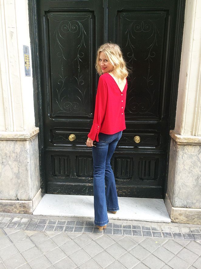 María León con jeans de Mango, camisa roja de Biombo 13, chaleco de pelo de Pedro del Hierro, parka de Woolrich, botines de Trucco, gafas de Life Italia, broche de mariquita de Becara, bolso de Gucci y fular de Zara. Como toque “beauty”, usé pintalabios de Sephora.