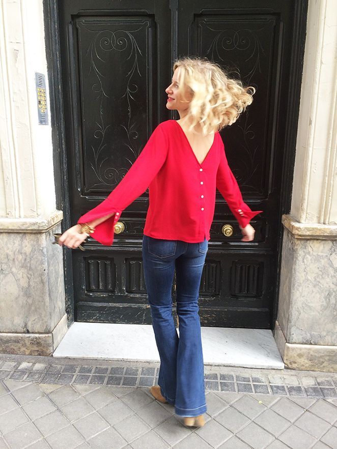 María León con jeans de Mango, camisa roja de Biombo 13, chaleco de pelo de Pedro del Hierro, parka de Woolrich, botines de Trucco, gafas de Life Italia, broche de mariquita de Becara, bolso de Gucci y fular de Zara. Como toque “beauty”, usé pintalabios de Sephora.