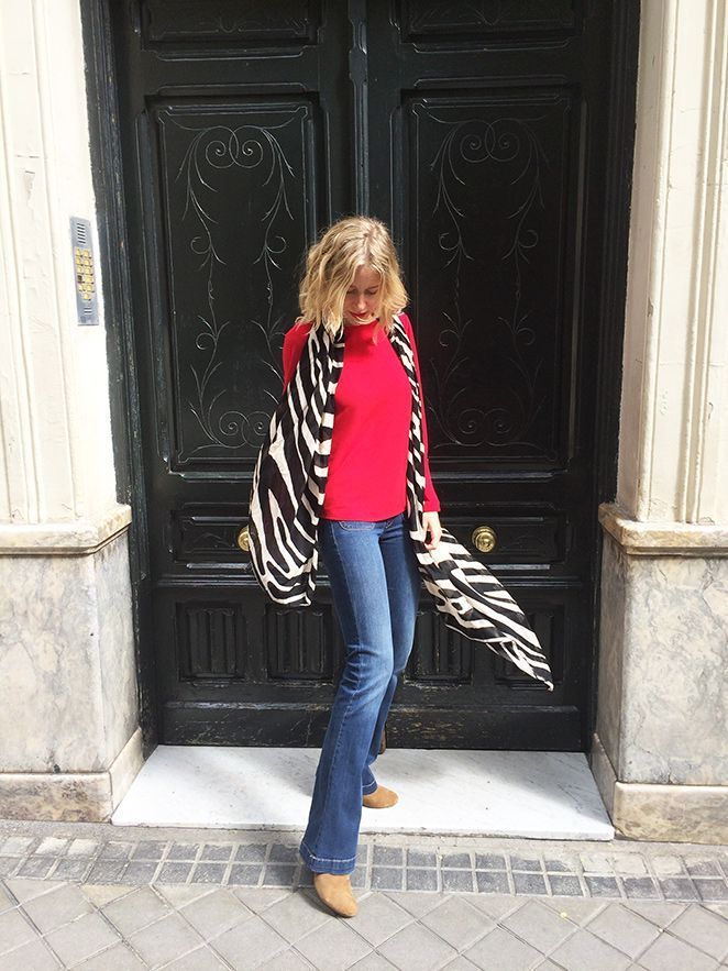 María León con jeans de Mango, camisa roja de Biombo 13, chaleco de pelo de Pedro del Hierro, parka de Woolrich, botines de Trucco, gafas de Life Italia, broche de mariquita de Becara, bolso de Gucci y fular de Zara. Como toque “beauty”, usé pintalabios de Sephora.