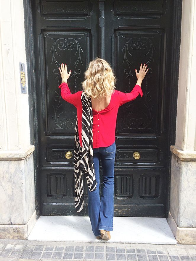 María León con jeans de Mango, camisa roja de Biombo 13, chaleco de pelo de Pedro del Hierro, parka de Woolrich, botines de Trucco, gafas de Life Italia, broche de mariquita de Becara, bolso de Gucci y fular de Zara. Como toque “beauty”, usé pintalabios de Sephora.