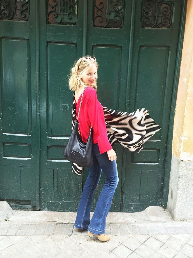 María León con jeans de Mango, camisa roja de Biombo 13, chaleco de pelo de Pedro del Hierro, parka de Woolrich, botines de Trucco, gafas de Life Italia, broche de mariquita de Becara, bolso de Gucci y fular de Zara. Como toque “beauty”, usé pintalabios de Sephora.