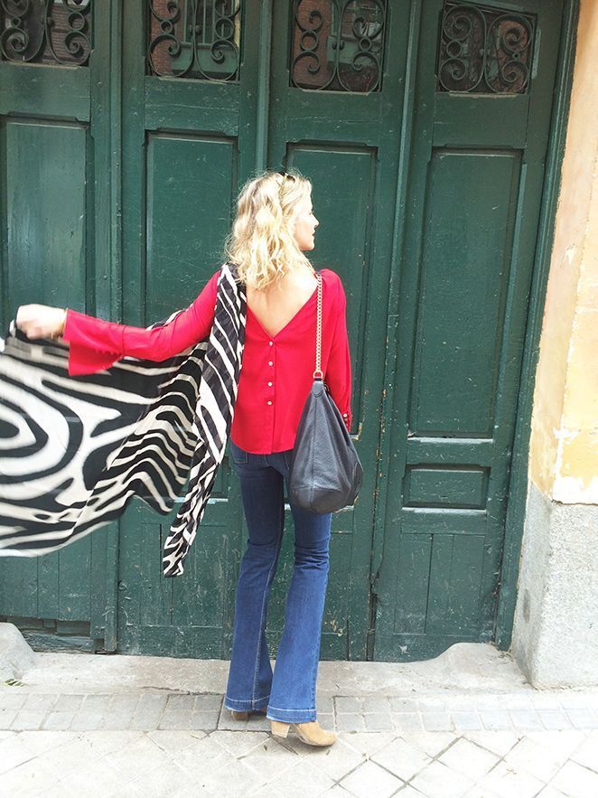 María León con jeans de Mango, camisa roja de Biombo 13, chaleco de pelo de Pedro del Hierro, parka de Woolrich, botines de Trucco, gafas de Life Italia, broche de mariquita de Becara, bolso de Gucci y fular de Zara. Como toque “beauty”, usé pintalabios de Sephora.