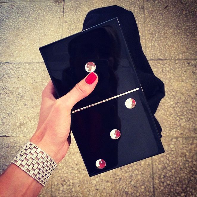 Cartera negra tipo pieza de dominó de Charlotte Olympia