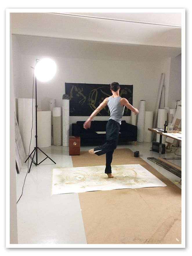 María León en el taller del artista conceptual Casanova Sorolla