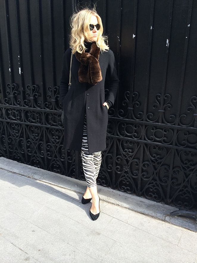 María León con pantalón y bailarinas de Zara, jersey negro de cashmere de cuello vuelto de Galeries Lafayette, abrigo de Pedro del Hierro, cuello de pelo de Nelsy Chelala, bolso de Gucci y gafas Persol