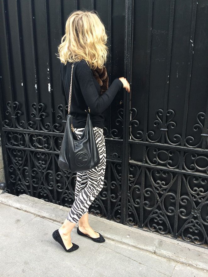María León con pantalón y bailarinas de Zara, jersey negro de cashmere de cuello vuelto de Galeries Lafayette, abrigo de Pedro del Hierro, cuello de pelo de Nelsy Chelala, bolso de Gucci y gafas Persol