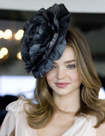 tocado-flor-Miranda-Kerr