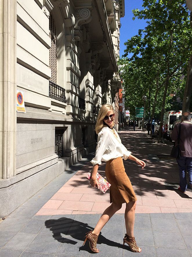 Look de moda con falda de ante de Pedro del Hierro, blusa de gasa de NAC, collar de Lydia Delgado, cartera de Claudine by Laura Pons, anillos de Apodemia, gafas de Mango, earcuff de Thomas Sabo y sandalias de Zara.