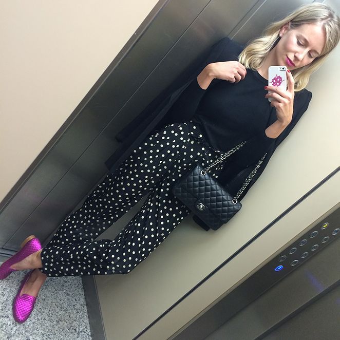 María León con look confeccionado con pantalones de lunares de Sister Jane, jersey de punto de Zara, blazer de Pedro del Hierro, slippers de Carmelinas y bolso 2.55 de Chanel. manicura de Nails Couture y el pintalabios fucsia de Yves Saint Laurent.