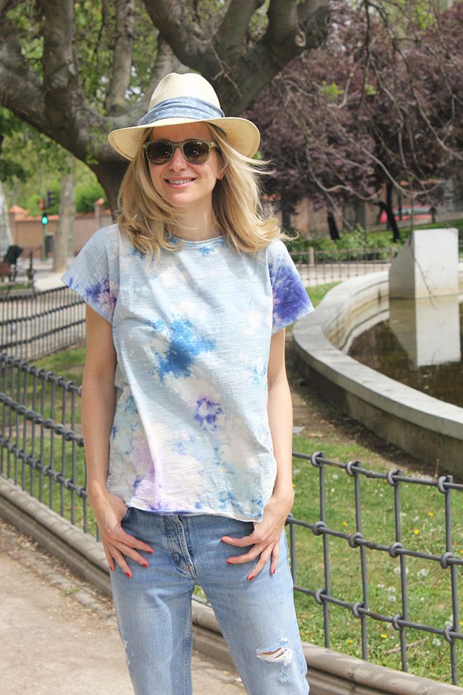 Vaqueros “boyfriend” de Sandro, camiseta de The Hip Tee, sombrero de Zara Home, gafas de Carrera by Jimmy Choo y bailarinas de Mango.