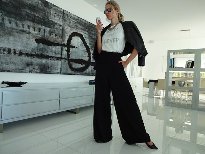 Look de moda con pantalones de Mango, camiseta de Oysho, bailarinas de Stradivarius, bolso y collar de Pedro del Hierro, cazadora de cuero de Zara y gafas Ray Ban. Look de moda con pantalones de Mango, camiseta de Oysho, bailarinas de Stradivarius, bolso y collar de Pedro del Hierro, cazadora de cuero de Zara y gafas Ray Ban.