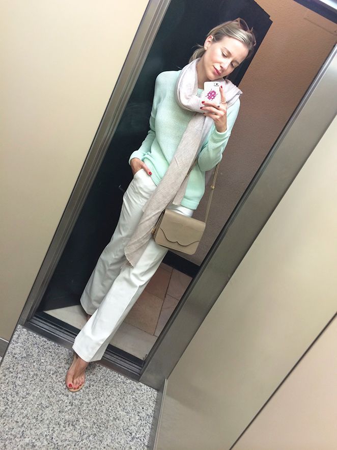 Look de moda con jersey de Pedro del Hierro, pantalones blancos Pedro del Hierro, sandalias hechas a medida en Capri, fular beige de Zara, gafas de Life Italia, anillos comprados en India y bolso de Pedro del Hierro Madrid.