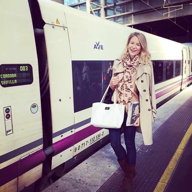 María León con look total de la firma compuesto por jeans y gabardina de PDH Sport, blusa de Collection Pedro del Hierro, bolso de Pedro del Hierro, pulseras de Swarovski y botas de Andaluxx. María León con look total de la firma compuesto por jeans y gabardina de PDH Sport, blusa de Collection Pedro del Hierro, bolso de Pedro del Hierro, pulseras de Swarovski y botas de Andaluxx.