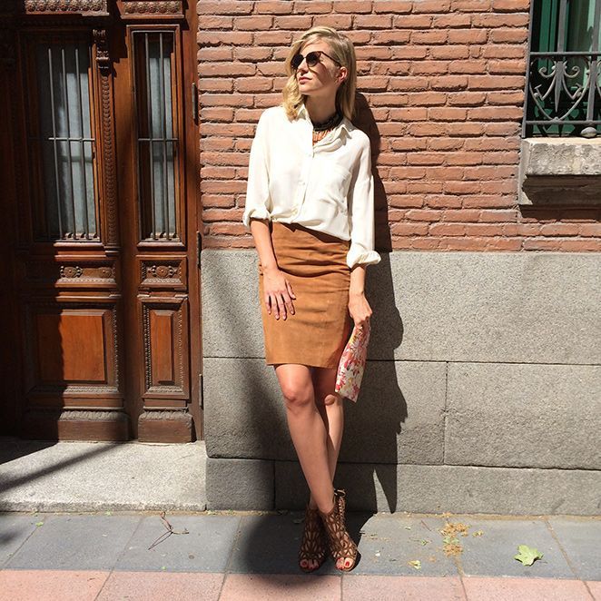 Look de moda con falda de ante de Pedro del Hierro, blusa de gasa de NAC, collar de Lydia Delgado, cartera de Claudine by Laura Pons, anillos de Apodemia, gafas de Mango, earcuff de Thomas Sabo y sandalias de Zara.
