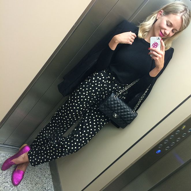 María León con look confeccionado con pantalones de lunares de Sister Jane, jersey de punto de Zara, blazer de Pedro del Hierro, slippers de Carmelinas y bolso 2.55 de Chanel. manicura de Nails Couture y el pintalabios fucsia de Yves Saint Laurent.
