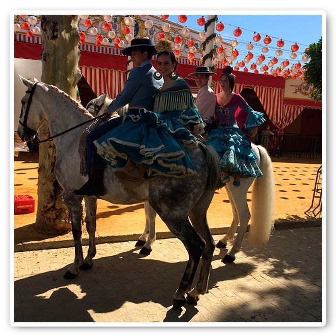 Montando a la grupa en la Feria de Sevilla