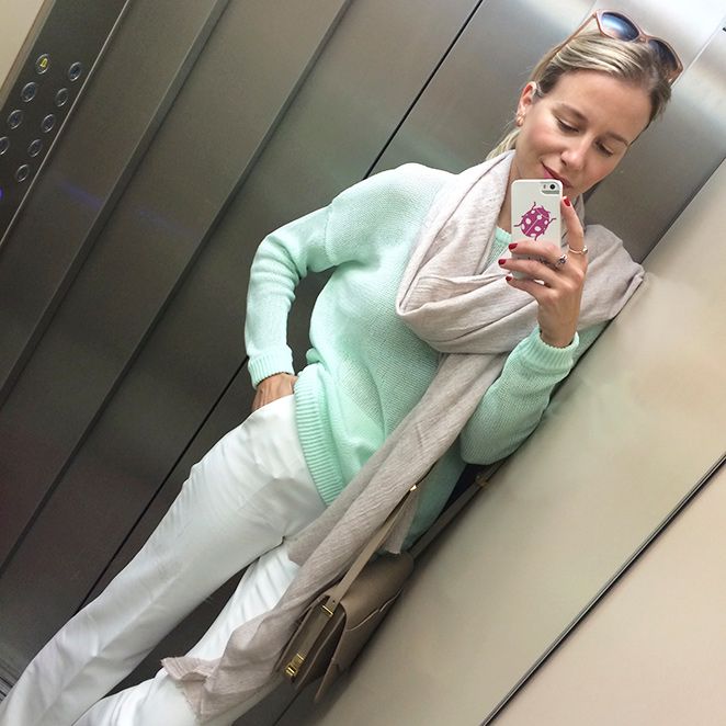 Look de moda con jersey de Pedro del Hierro, pantalones blancos Pedro del Hierro, sandalias hechas a medida en Capri, fular beige de Zara, gafas de Life Italia, anillos comprados en India y bolso de Pedro del Hierro Madrid.