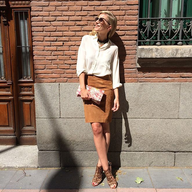 Look de moda con falda de ante de Pedro del Hierro, blusa de gasa de NAC, collar de Lydia Delgado, cartera de Claudine by Laura Pons, anillos de Apodemia, gafas de Mango, earcuff de Thomas Sabo y sandalias de Zara.