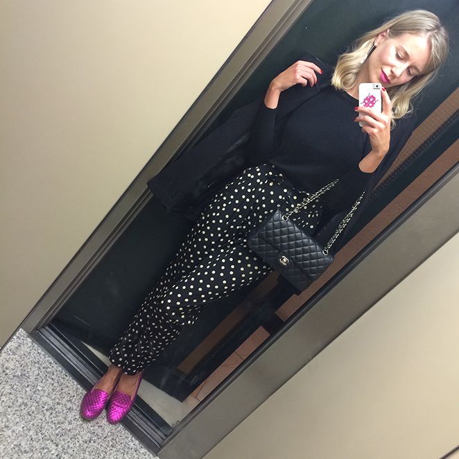 María León con look confeccionado con pantalones de lunares de Sister Jane, jersey de punto de Zara, blazer de Pedro del Hierro, slippers de Carmelinas y bolso 2.55 de Chanel. manicura de Nails Couture y el pintalabios fucsia de Yves Saint Laurent.