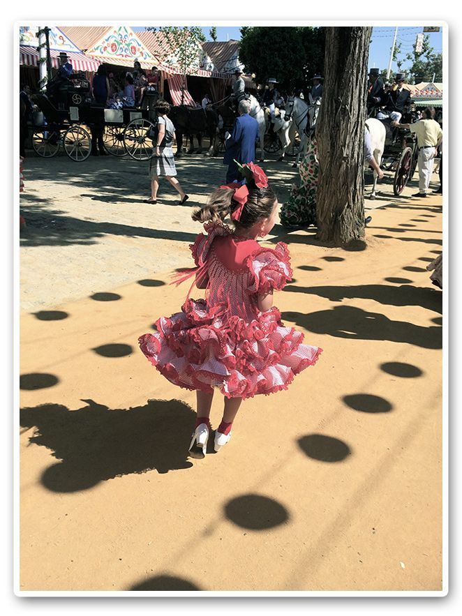 Niña vestida de flamenca en la Feria de Sevilla