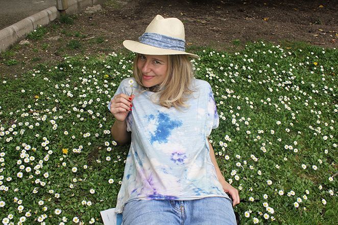 Vaqueros “boyfriend” de Sandro, camiseta de The Hip Tee, sombrero de Zara Home, gafas de Carrera by Jimmy Choo y bailarinas de Mango.