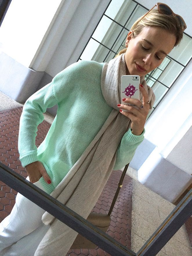 Look de moda con jersey de Pedro del Hierro, pantalones blancos Pedro del Hierro, sandalias hechas a medida en Capri, fular beige de Zara, gafas de Life Italia, anillos comprados en India y bolso de Pedro del Hierro Madrid.